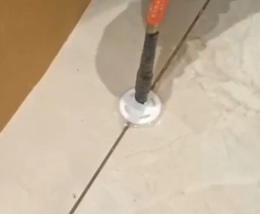 佳木斯市瓷砖空鼓维修公司专业解答瓷砖在铺贴过程中，如果没有涂抹均匀到位的粘结材料（如水泥砂浆或瓷砖胶），可能会导致以下问题