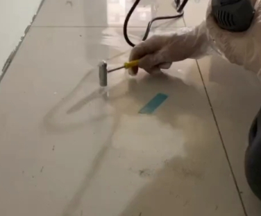 佳木斯市瓷砖开裂维修公司专业分享瓷砖在铺贴前如果没有沥干水分，将会导致以下问题